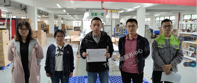 劉總經(jīng)理頒發(fā)授權證書