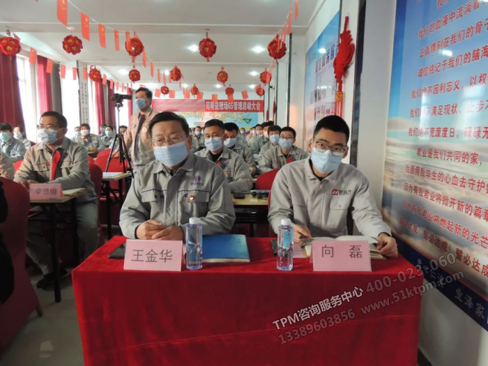 生產(chǎn)副總王副總（左）、新益為咨詢向老師（右）